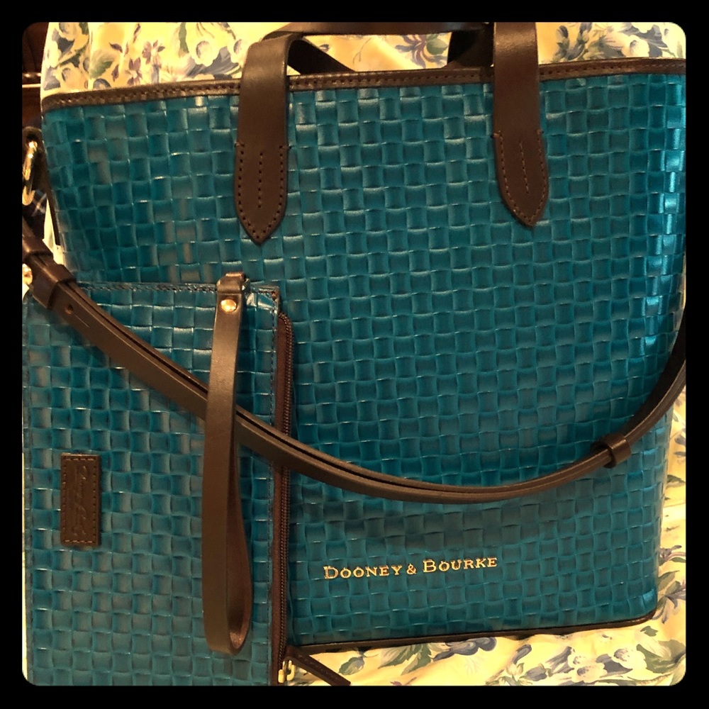 Dooney & Bourke tote bag w/ wristlet